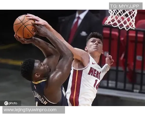 锡安随队客战迈阿密前夕探访Unrivaled联赛并进行训练活动